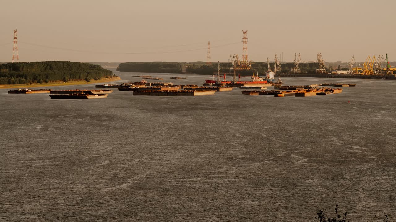 다뉴브 강의 일몰에 고정된 바지선이 있는 타임랩스