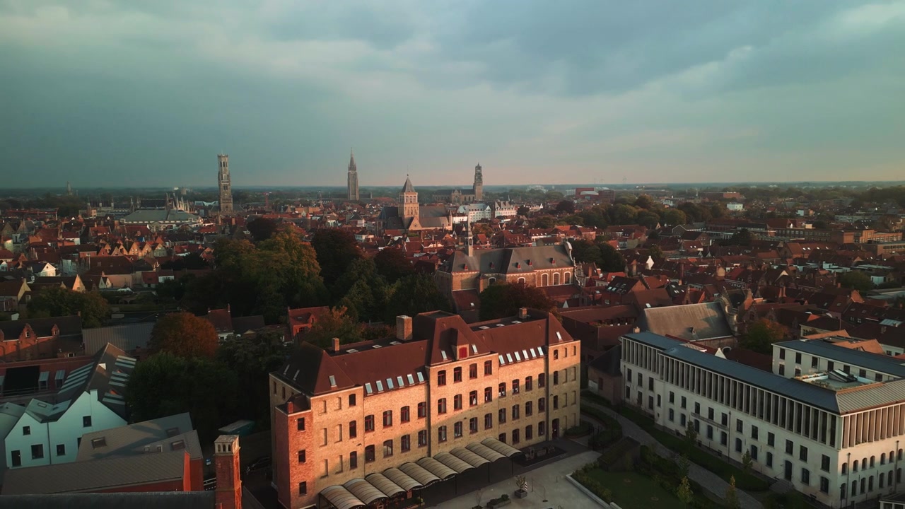 Vista Aérea da Paisagem Urbana Histórica de Bruges ao Pôr do Sol