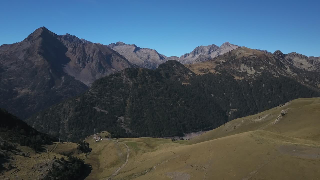 col du portet con picos de montañas rocosas de los pirineos en el fondo, francia