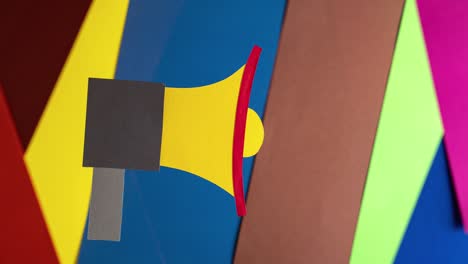 megáfono en un fondo multicolor brillante, stop motion, animación. concepto de marketing y publicidad, arte en papel.