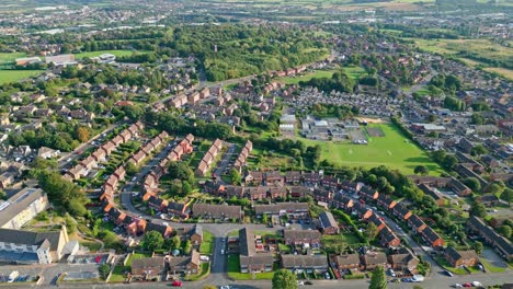 dewsbury moore en el oeste de yorkshire, el área estaba en el centro de los medios nacionales y la atención pública a principios de 2008, cuando desapareció shannon matthews, de nueve años