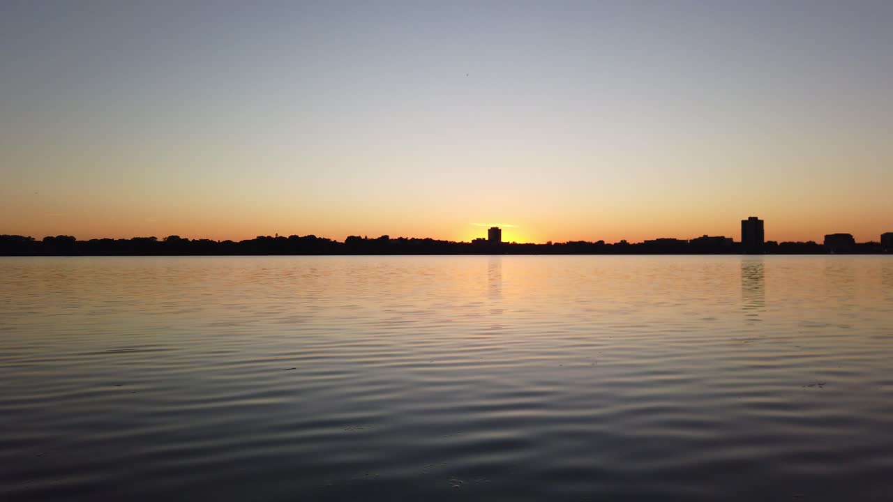 호수 에서 볼 수 있는 지평선 에 가는 해