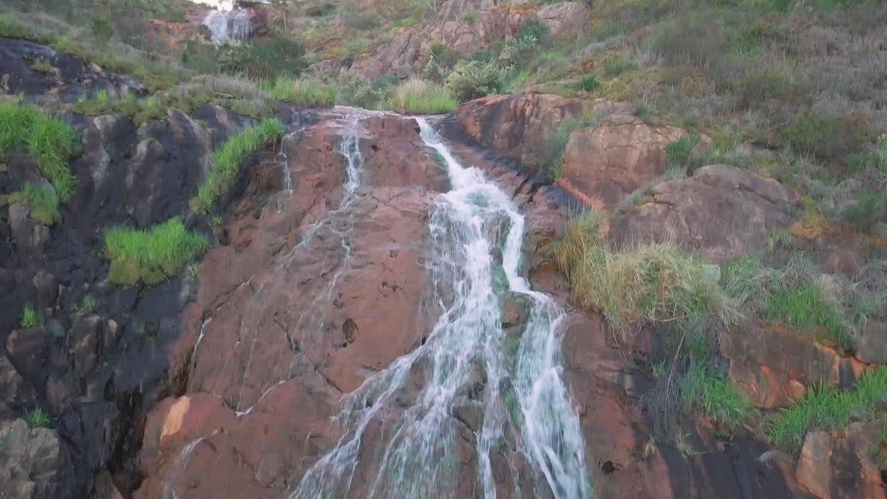 Riprese aeree in 4K di una cascata in un parco regionale nell'Australia Occidentale