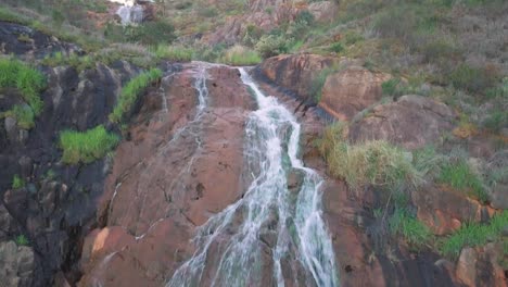 imágenes aéreas de 4k de una cascada en un parque regional en el oeste de australia