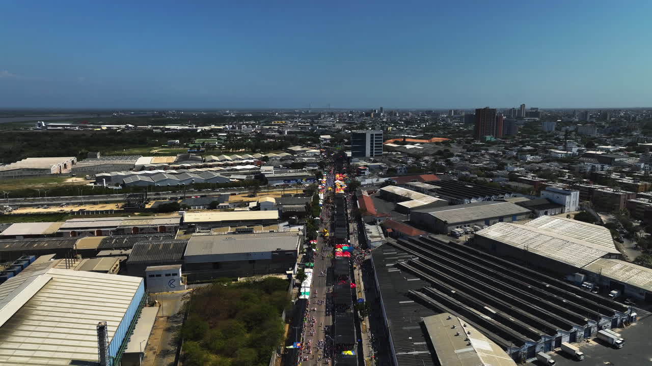 vista aérea hacia el desfile de la batalla de las flores en la ciudad de barranquilla, colombia