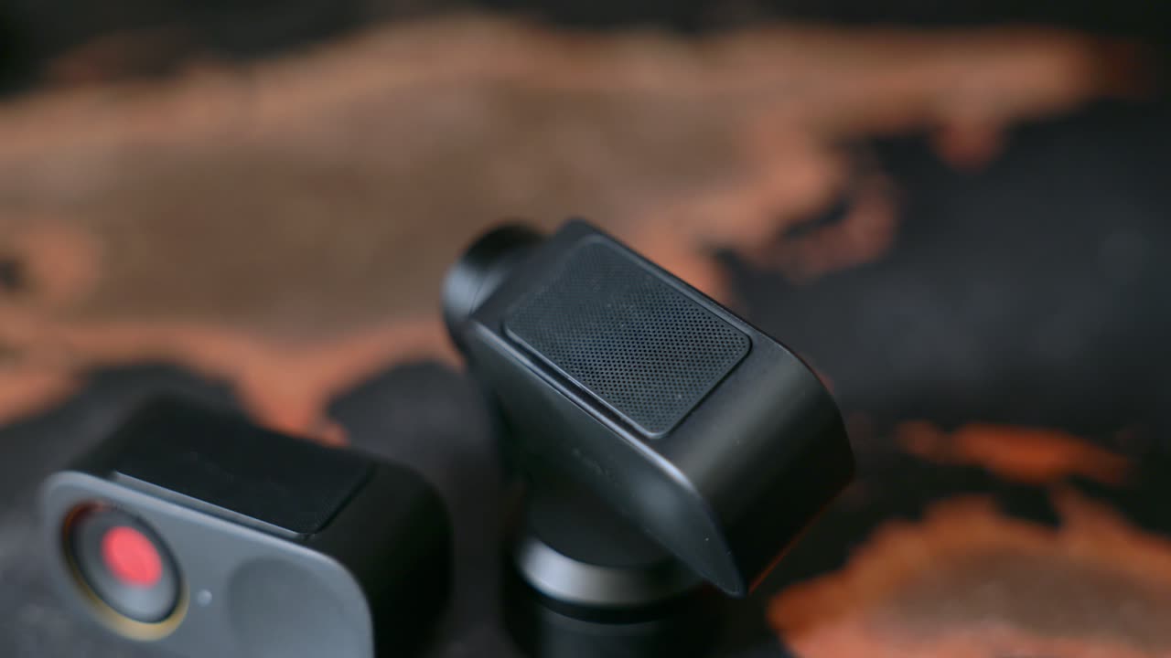Detailní panoramatický záběr moderních elektronických zařízení