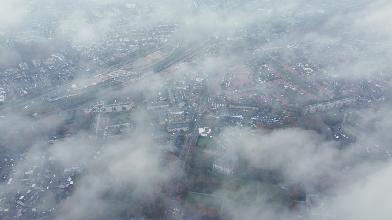 안개 속 의 도시 의 공중 풍경