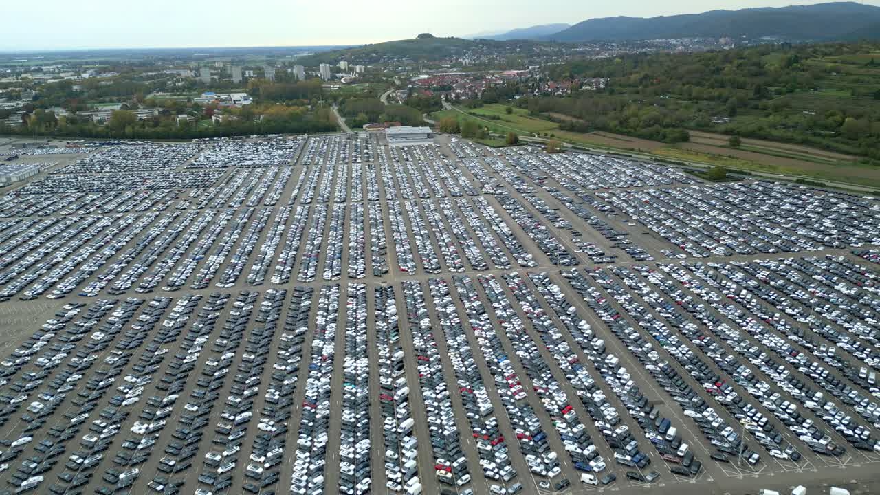 위에서 주차장에 있는 많은 차들, 4k의 드론으로 촬영된 고품질