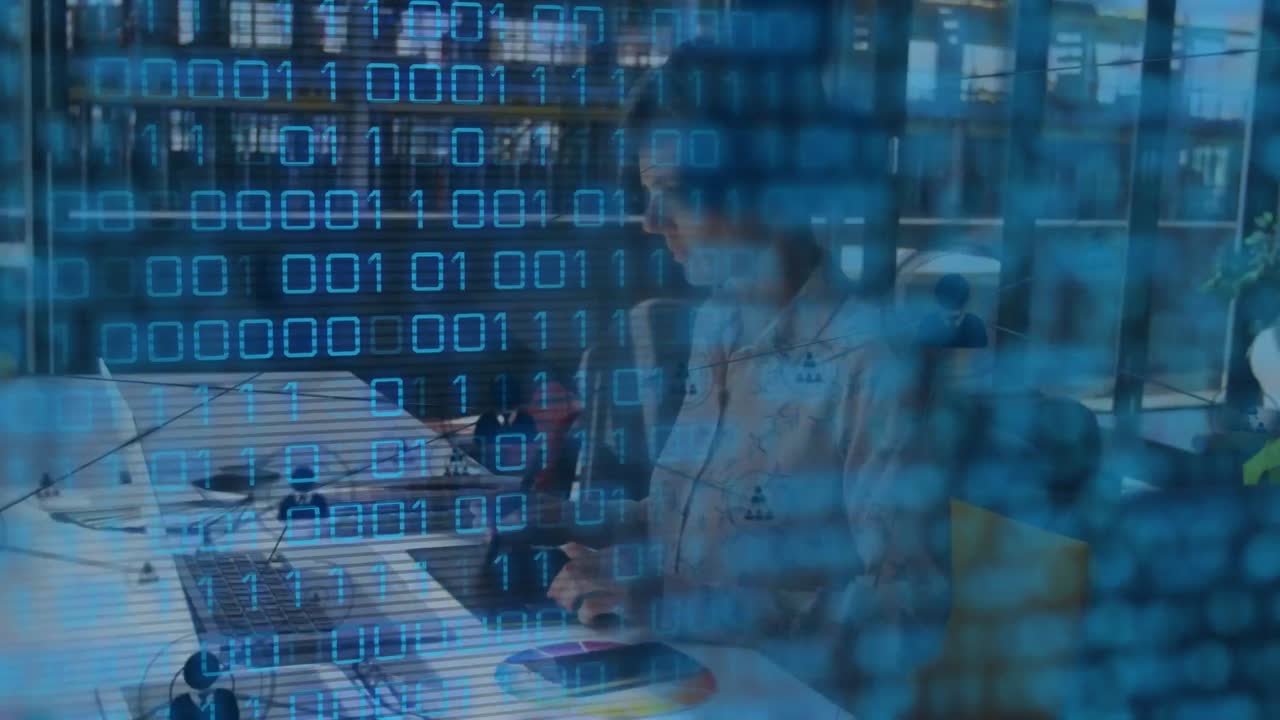 animación de código binario y conexiones sobre mujer caucásica usando portátil en el trabajo