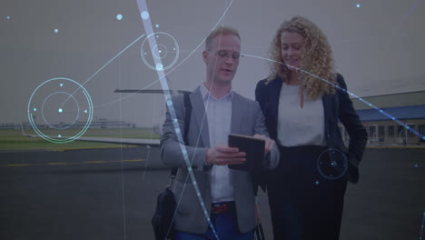 animación de conexiones y luces sobre empresarios caucásicos con tableta en el aeropuerto