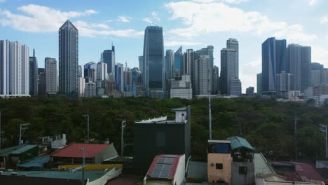 Vista-Aérea-Que-Se-Eleva-Sobre-Las-Casas,-Acercándose-Al-Horizonte-Del-Metro-Manila-En-Filipinas