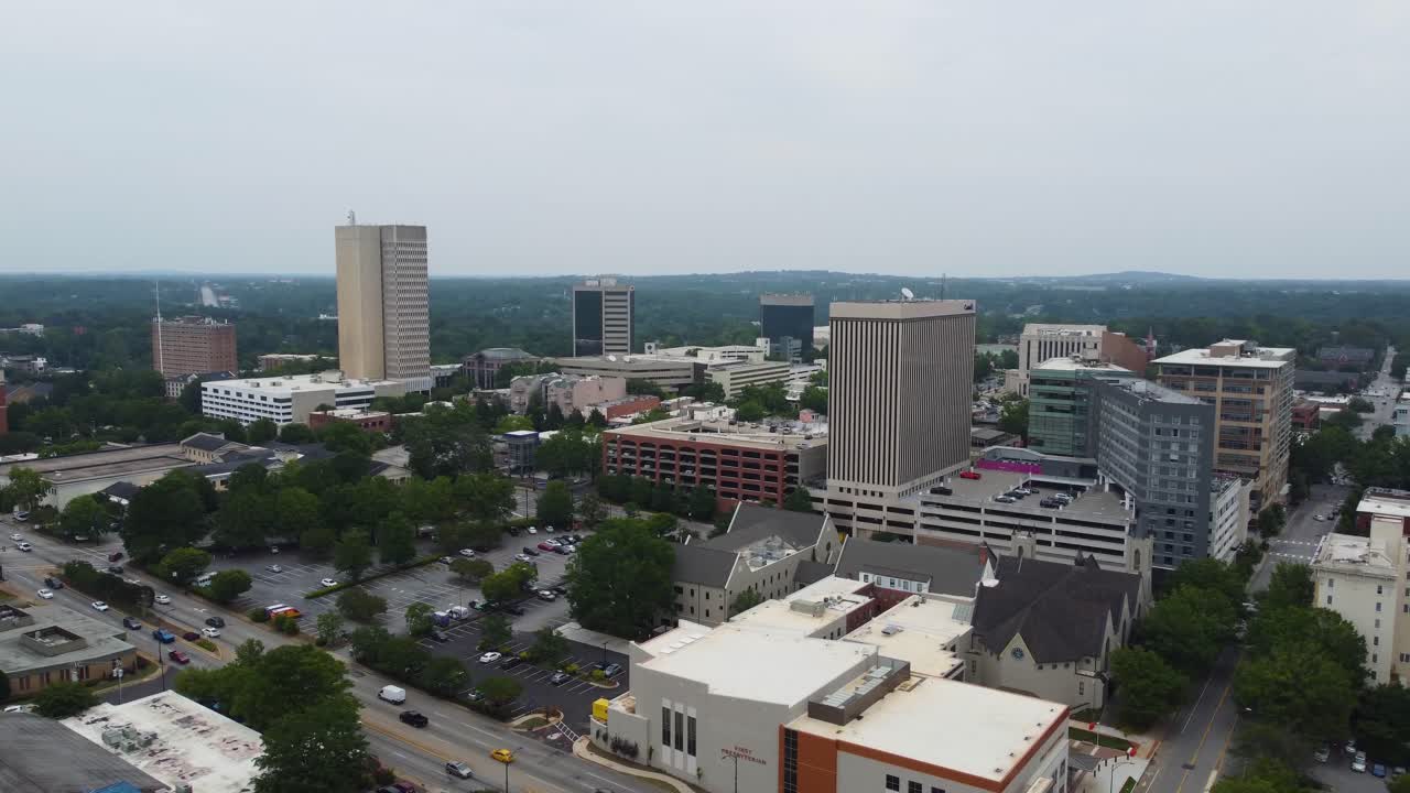 Ripresa con drone che mostra il cuore del centro di Greenville, Carolina del Sud, con Church Street visibile