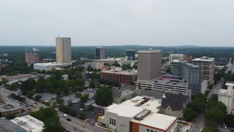 Eine-Drohnenaufnahme-Zeigt-Das-Herz-Der-Innenstadt-Von-Greenville,-South-Carolina,-Mit-Sichtbarer-Kirchenstraße