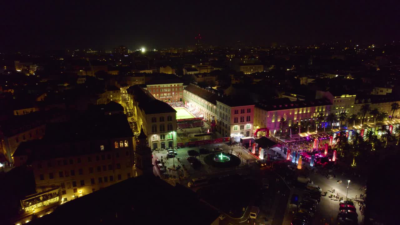 공중: 크로아티아 밤에 분열, 광장 빛나는 도시 풍경과 축제 조명