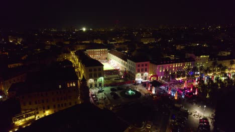 Antena:-Croacia-Dividida-Por-La-Noche,-Paisaje-Urbano-Cuadrado-Brillante-Con-Luces-Festivas