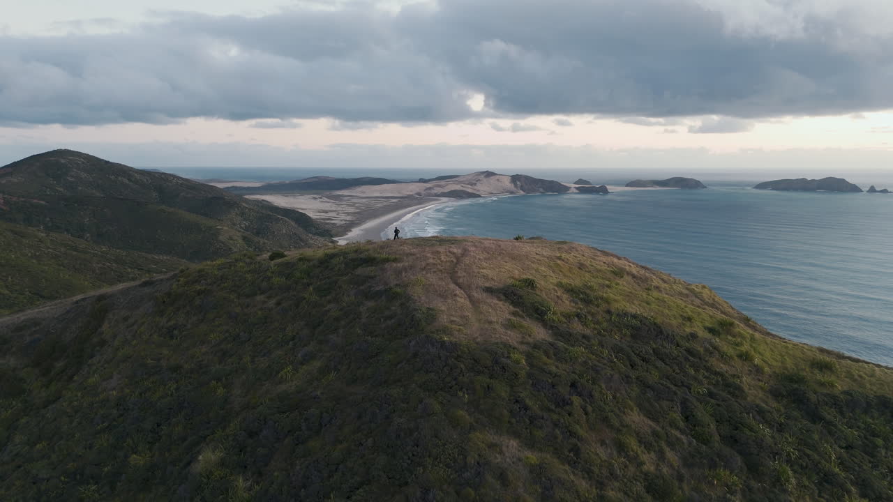 Kysttur ved et naturskjønt nes i New Zealand