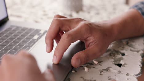 hombre de negocios, manos y computadora portátil en la oficina de casa
