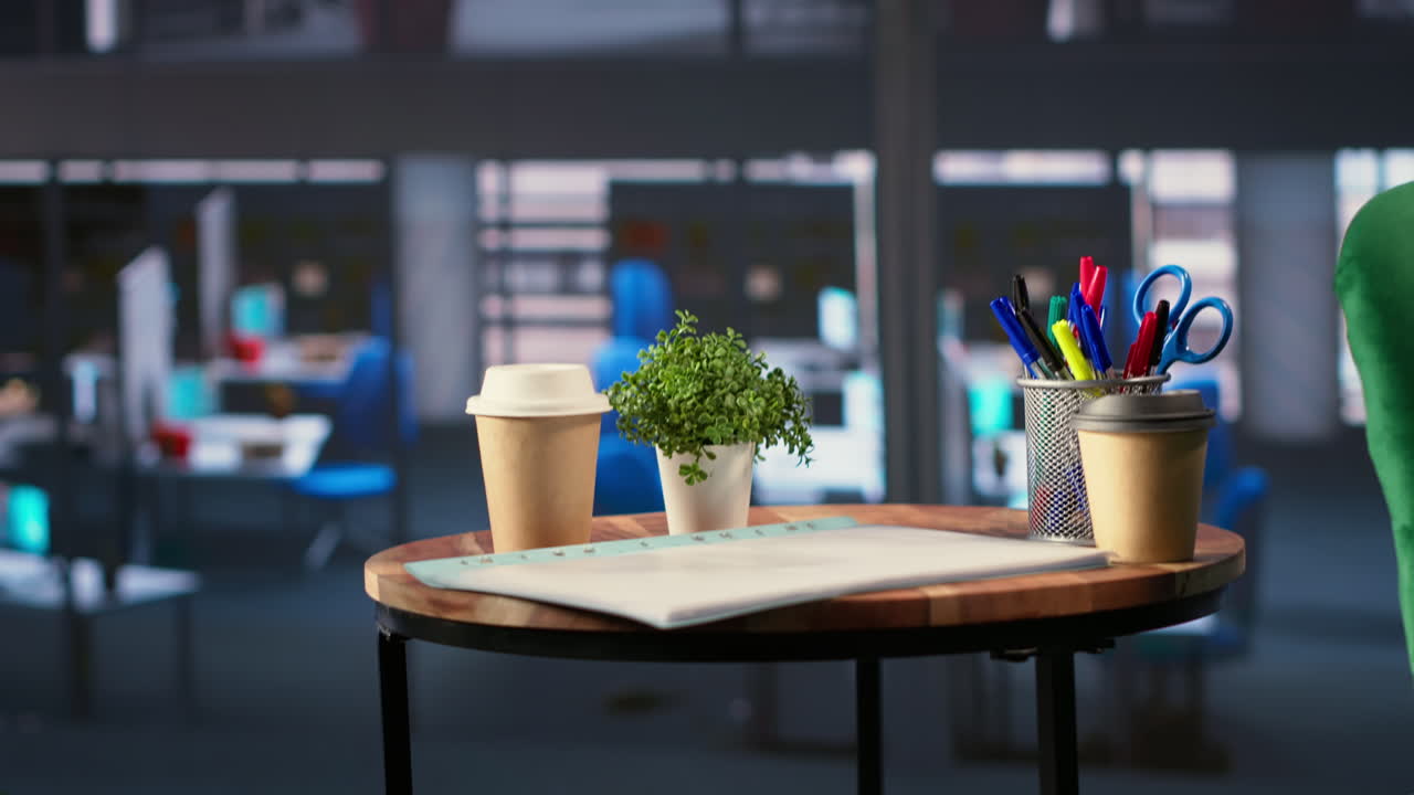 커피와 재료가 있는 현대적인 사무실 작업 공간