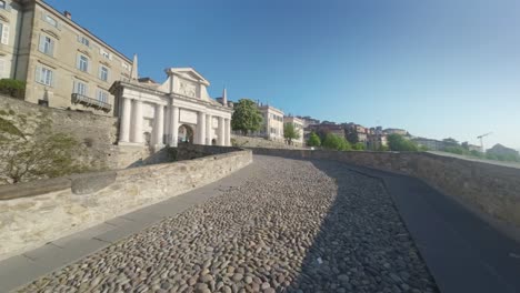 Drohnenflug-Auf-Bergamo-Alta-Von-Via-Sant&#39;Alessandro-Nach-Porta-San-Giacomo