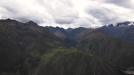 grandes montañas verdes en las tierras altas de perú