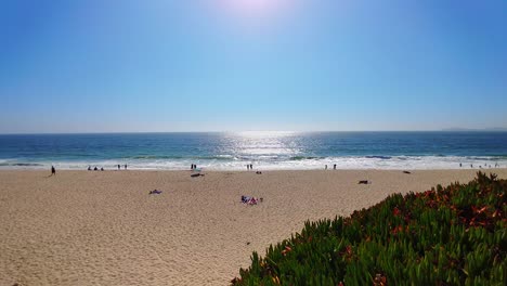 Olas-Y-Arena-Con-Gente-Hermoso-Paisaje-Californiano,-Half-Moon-Bay,-Pillar-Point,-California