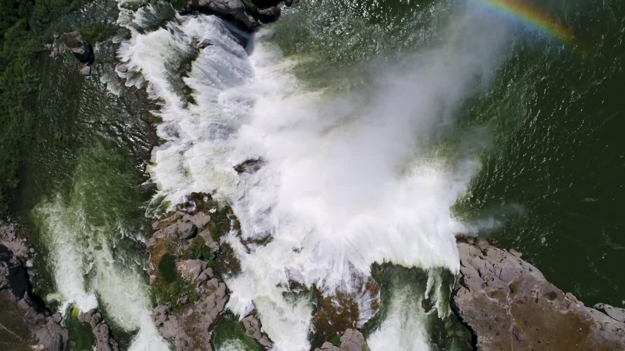 un drone de 4k de shoshone falls, una cascada furiosa, que a menudo refleja arco iris, ubicada a lo largo del río snake, a solo 3 millas de distancia del puente perrine y twin falls, idaho