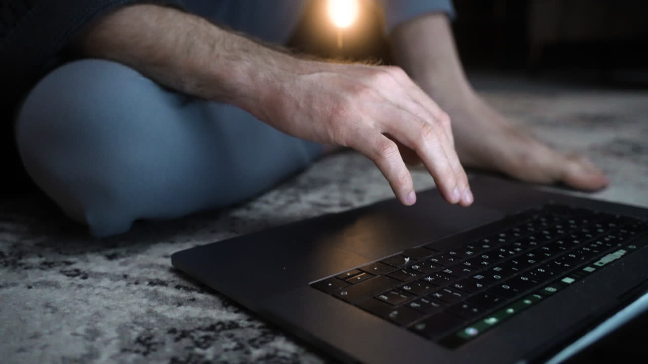 남자는 바닥에 앉아