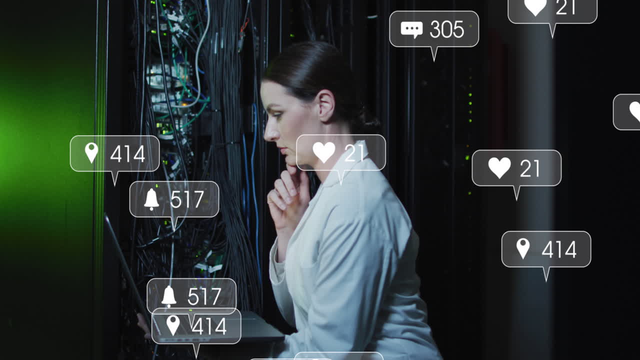 animación de iconos y números de redes sociales sobre una técnica informática caucásica por un servidor de computadora.