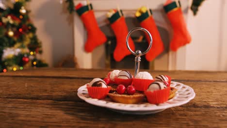 Verschiedene-Weihnachtsdesserts-Auf-Dem-Teller