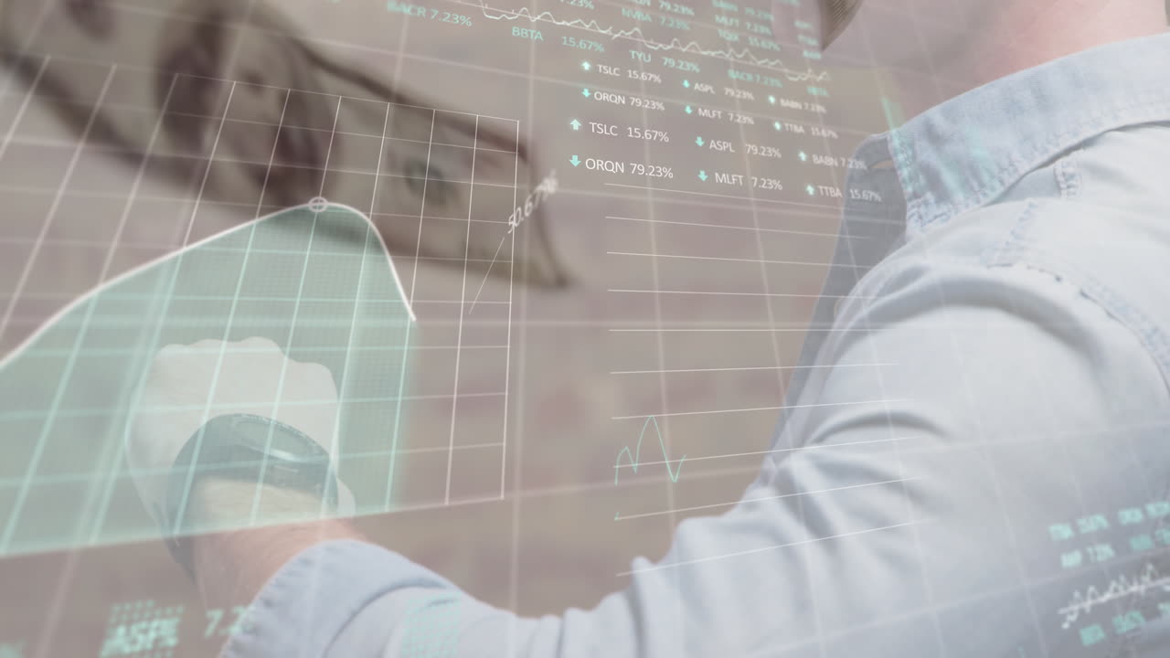 animación de gráficos, tableros de negociación, billetes de dólar, sección media de un hombre usando un reloj inteligente y un teléfono móvil
