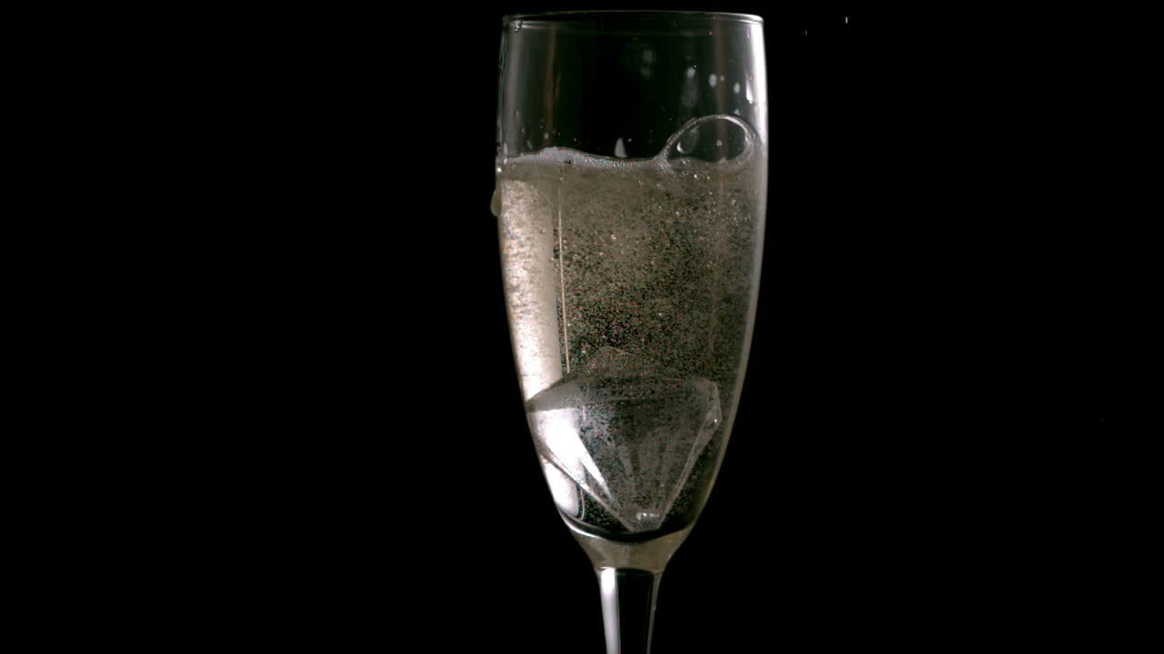 페인 플루트에 얼음 큐브가 떨어지는 것