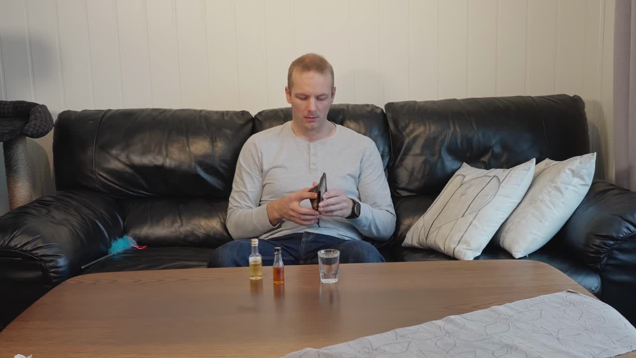 la billetera vacía lleva al hombre a buscar consuelo en el alcohol