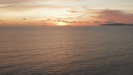 Toma-Lenta-De-Un-Dron-Que-Muestra-Un-Océano-índico-Vacío-Con-Pequeñas-Islas-Indonesias-En-El-Fondo