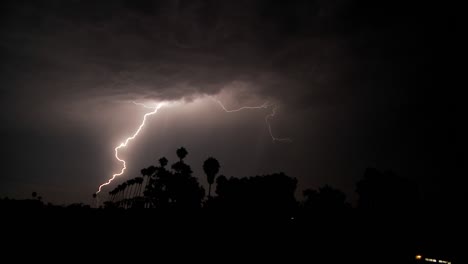 rayos caen durante una tormenta