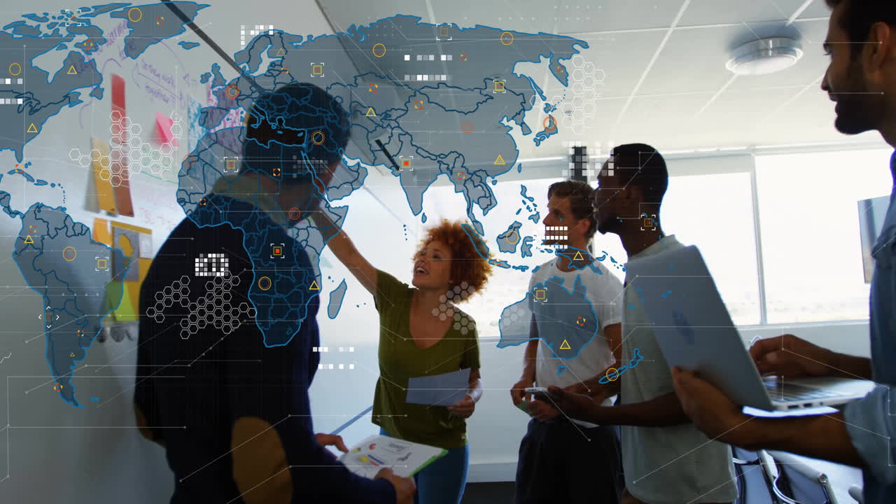 animación de procesamiento de datos y mapa del mundo sobre diversas personas de negocios discutiendo el trabajo