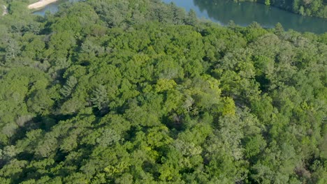 Aerial-rising-tilt-dolly-zoom-of-a-mountain-lake-during-a-hot-and-sunny-summer-afternoon-in-Wisconsin,-USA