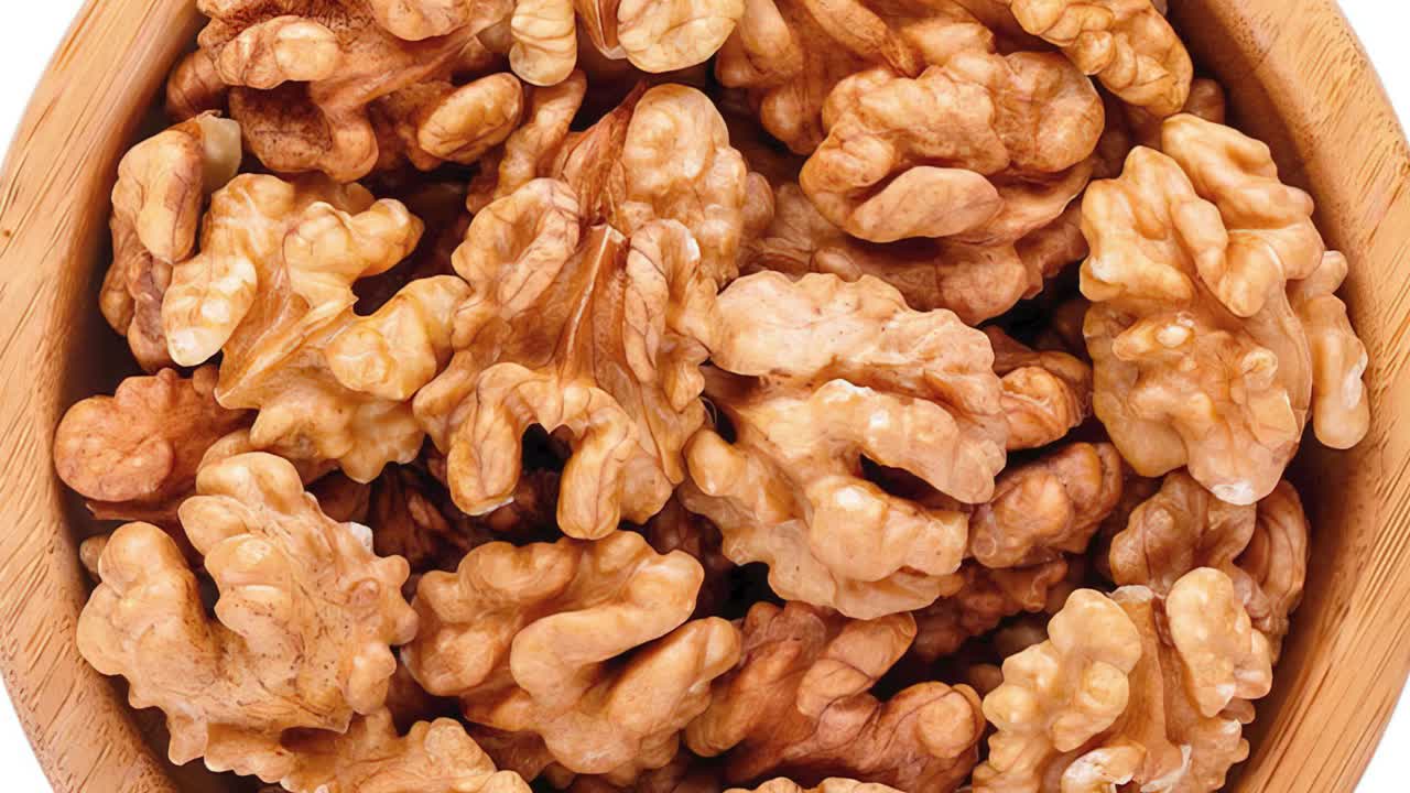 Frutta secca in una ciotola sul tavolo, primo piano
