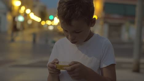 Niño-Jugando-Laberinto-Juguete-Al-Aire-Libre