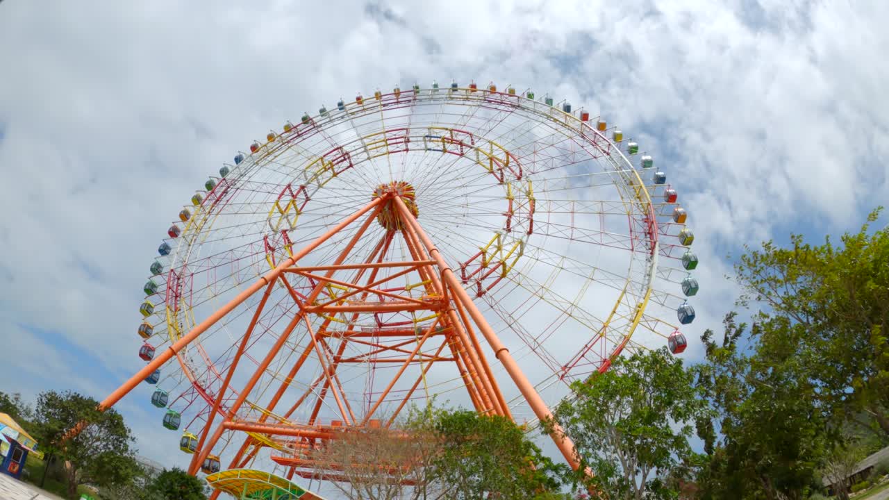 колесо обозрения и облака в солнечный день