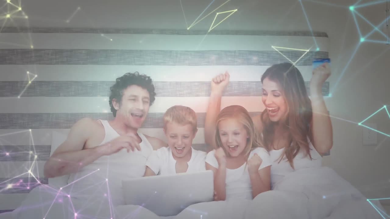 사회적 거리를 유지하는 백인 가족이 집에서 온라인으로 구매하고 있습니다.