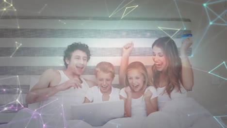 familia caucásica en distanciamiento social comprando en línea en casa