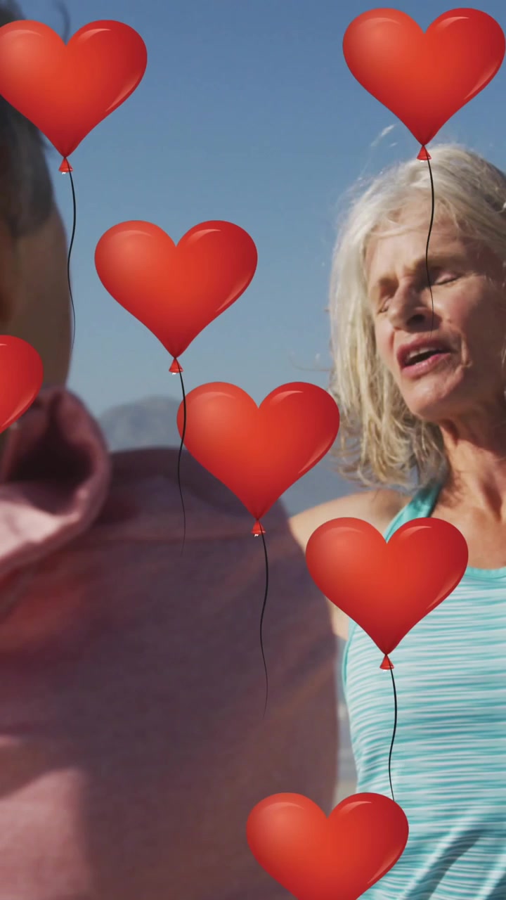 Animazione di palloncini rossi a forma di cuore, su donne che fanno esercizio in spiaggia
