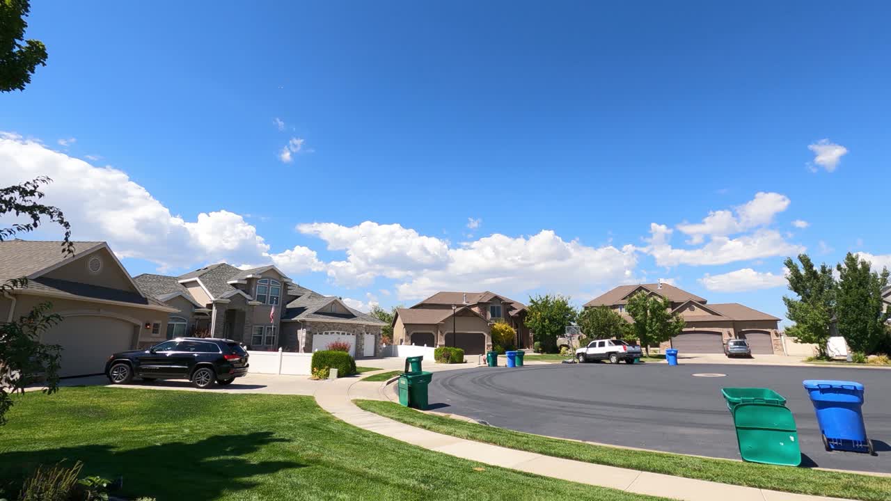 barrio suburbano típico en utah en un día soleado - lapso de tiempo panorámico