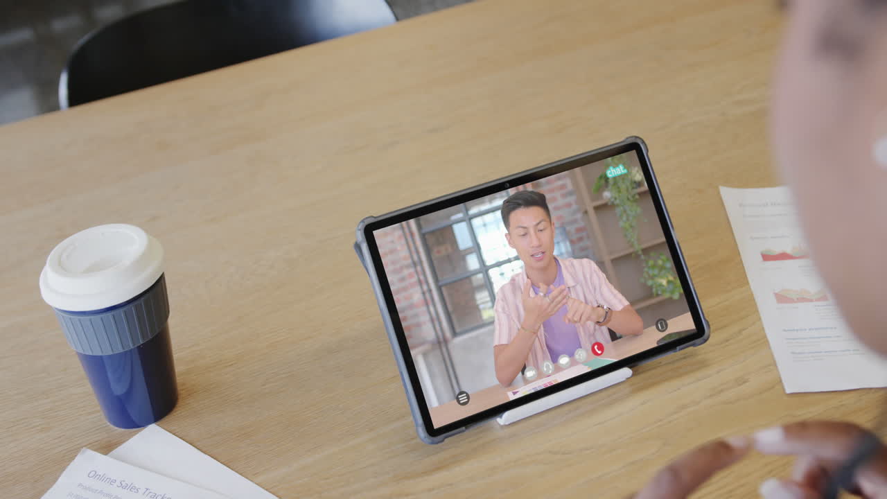mujer de negocios caucásica en una videollamada con un colega caucásico en la pantalla