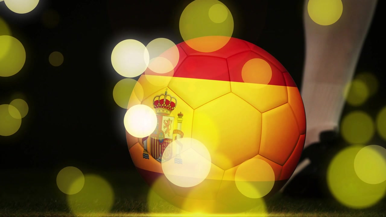 Pallone da calcio spagnolo che rotola dopo che il tacchetto del giocatore tocca il pallone, avanzando, con luci bokeh che inondano la scena