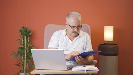el viejo que revisó y firmó los papeles está feliz y satisfecho.