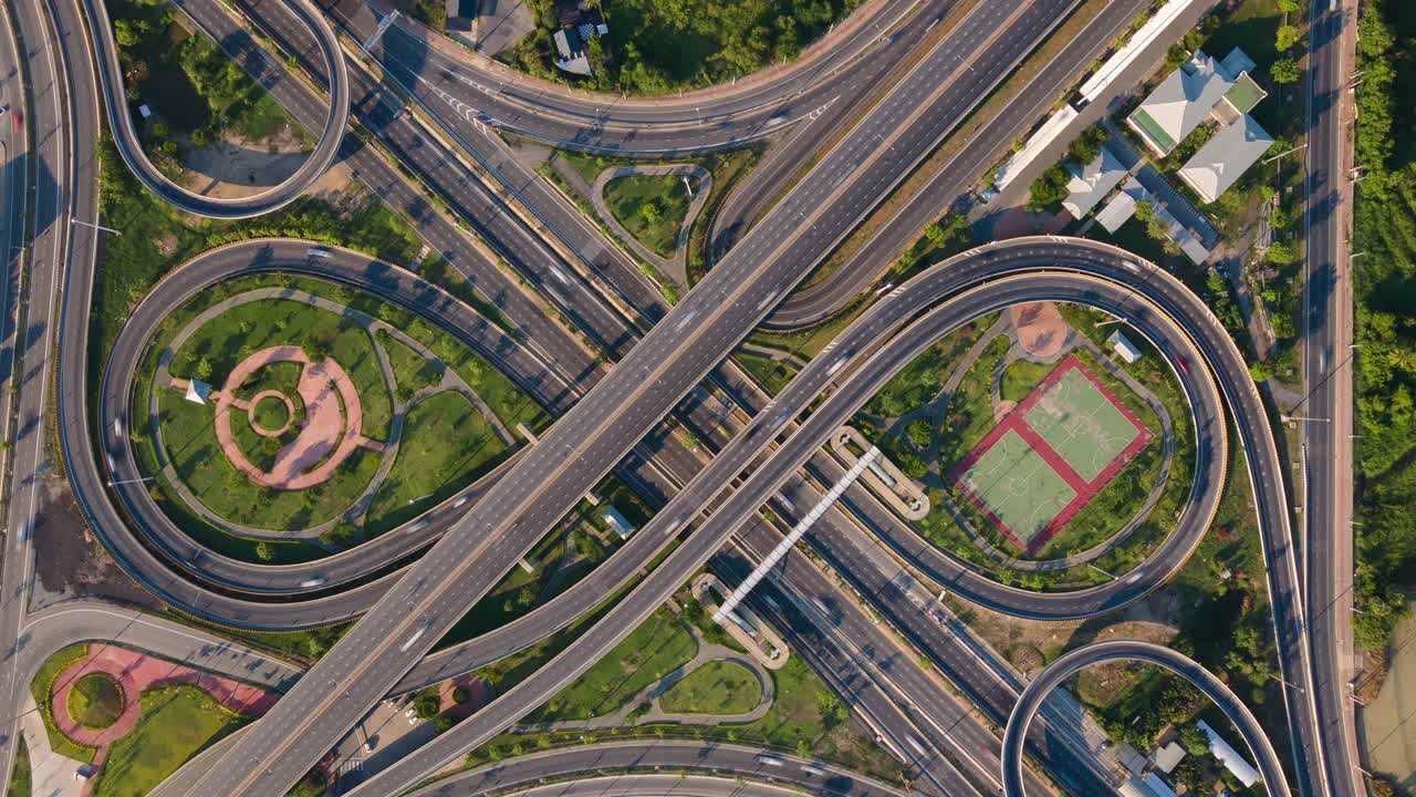 밤에 도시 거리에서 교통의 시간 지연, 하이퍼 지연, 고속도로 교통의 공중 전망 및 상단 전망, 4k.