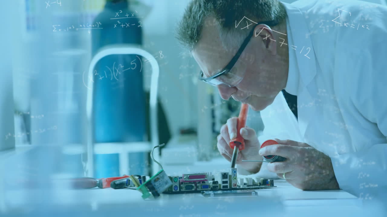 animación de ecuaciones matemáticas sobre científico caucásico que trabaja en el laboratorio
