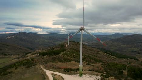 este es un video de un parque eólico con múltiples molinos de viento, filmado cerca de san giovanni lipooni en italia