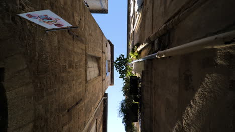 Wunderschöner-Blick-Von-Unten-Auf-Eine-Schmale-Straße-In-Montpellier,-Sonniger-Tag-Mit-Blauem-Himmel